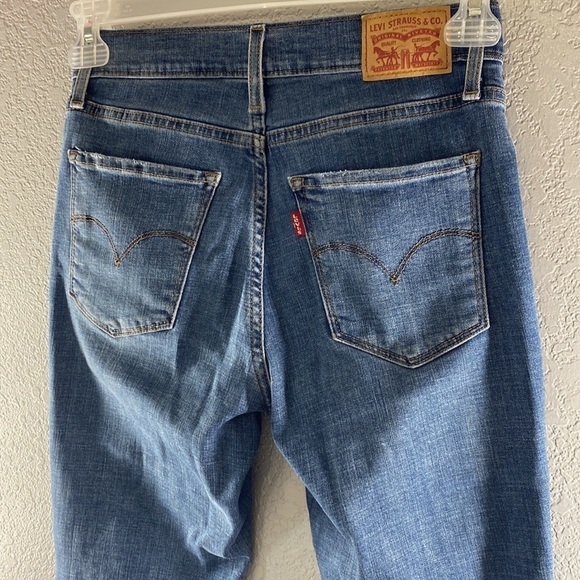 Levi’s High Rise Slim Straight Crop Distressed Jeans - Picture 14 of 16